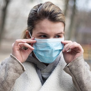 Obbligo di indossare i dispositivi di protezione delle vie aeree all'aperto